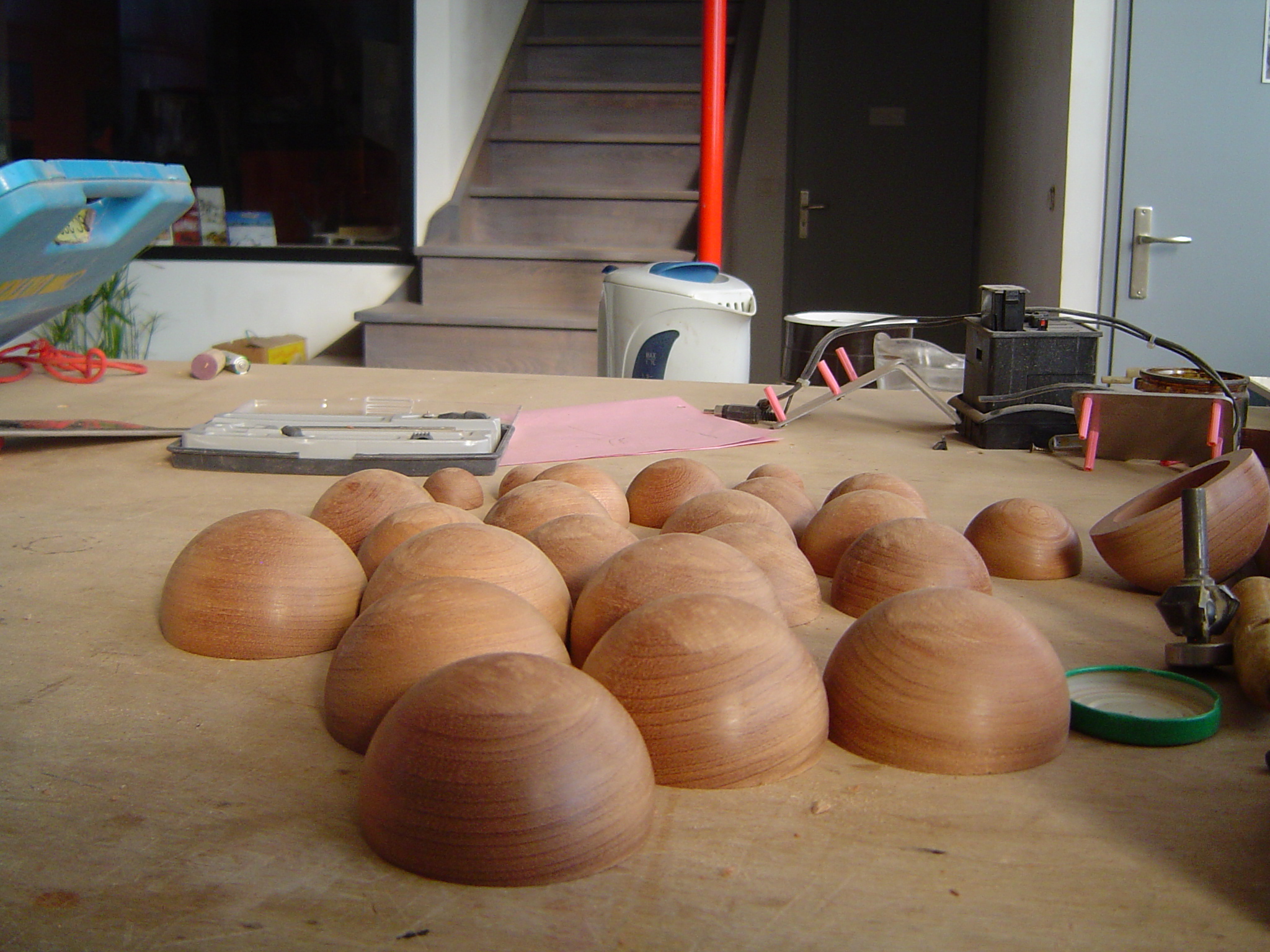 Processus de fabrication de la chaise Awalé, photo des éléments dans l'atelier bois