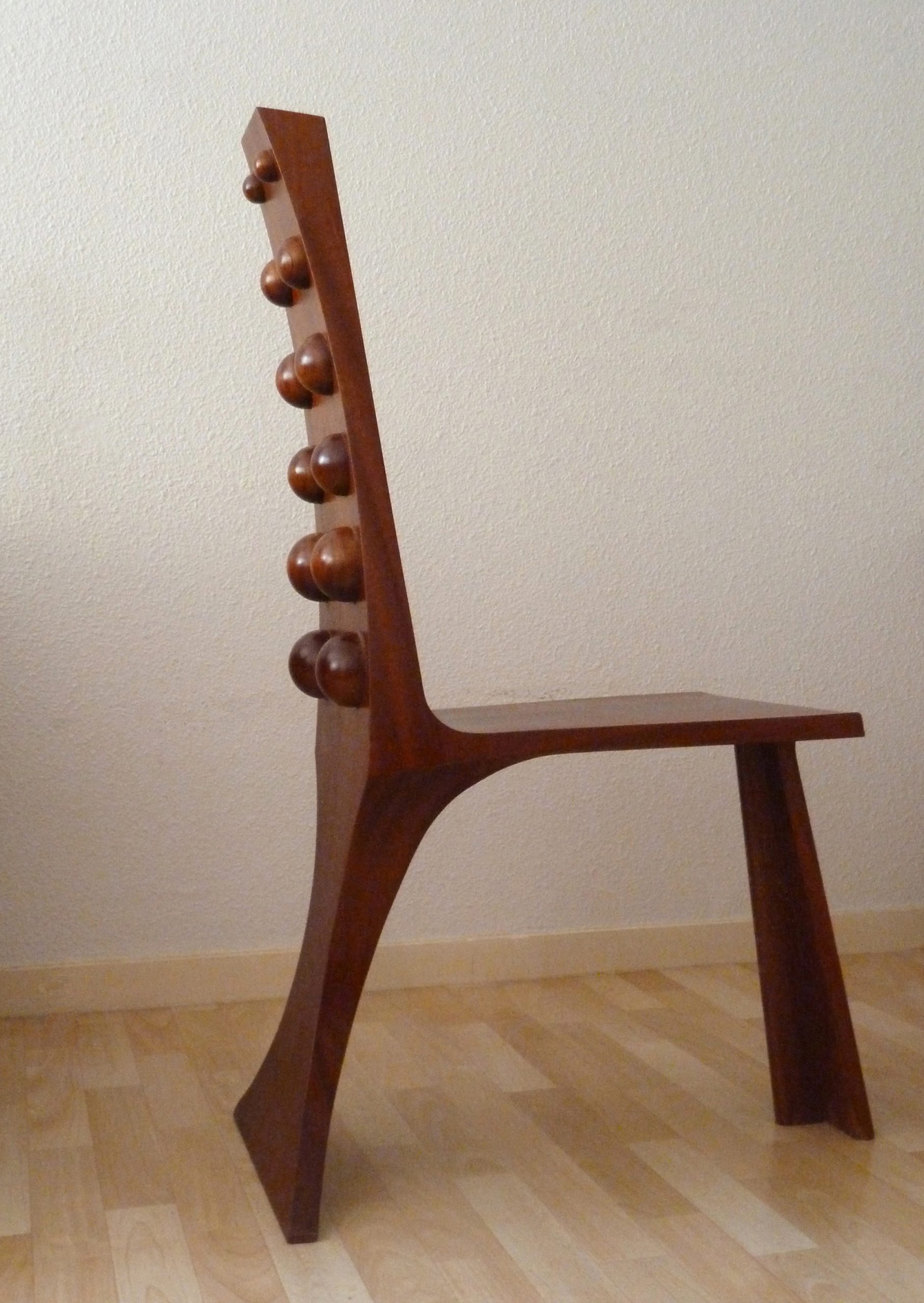 Chaise Awalé designée par Gustave Mambo