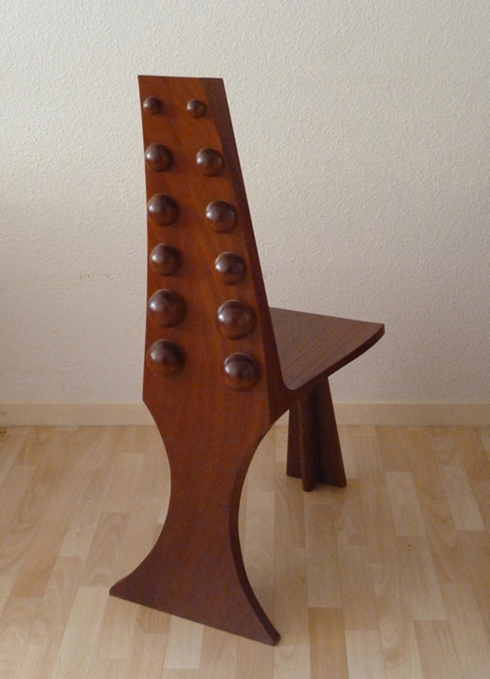 Chaise Awalé designée par Gustave Mambo