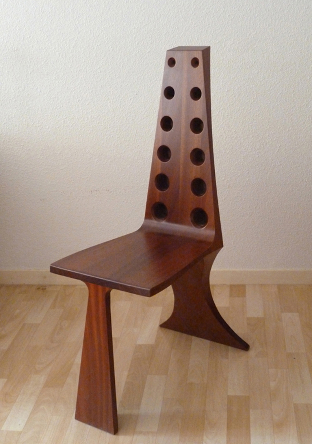 Chaise Awalé designée par Gustave Mambo