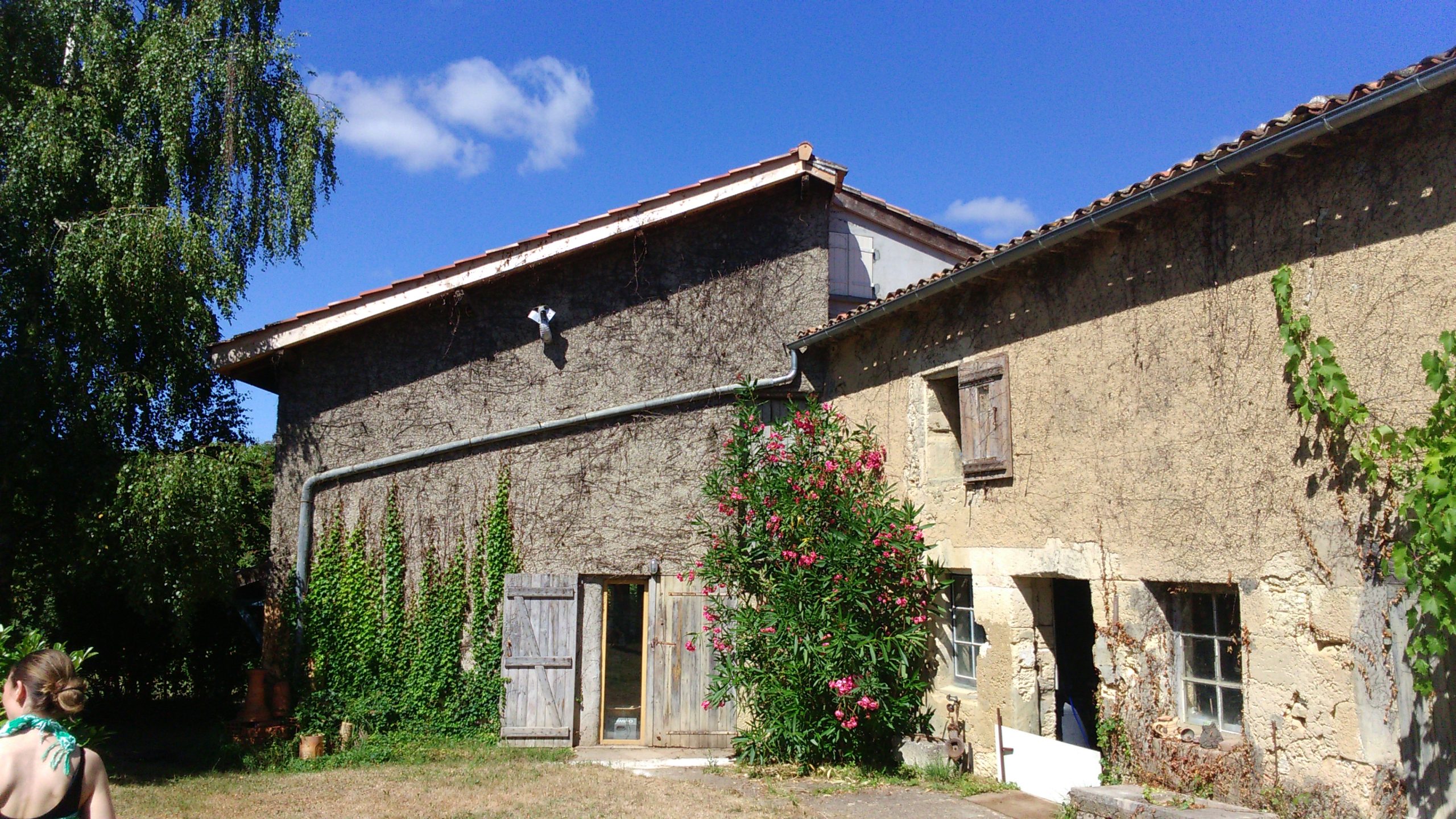 Vue de l'entrée de la maison contemporaine réalisée par Gustave mambo Architecte