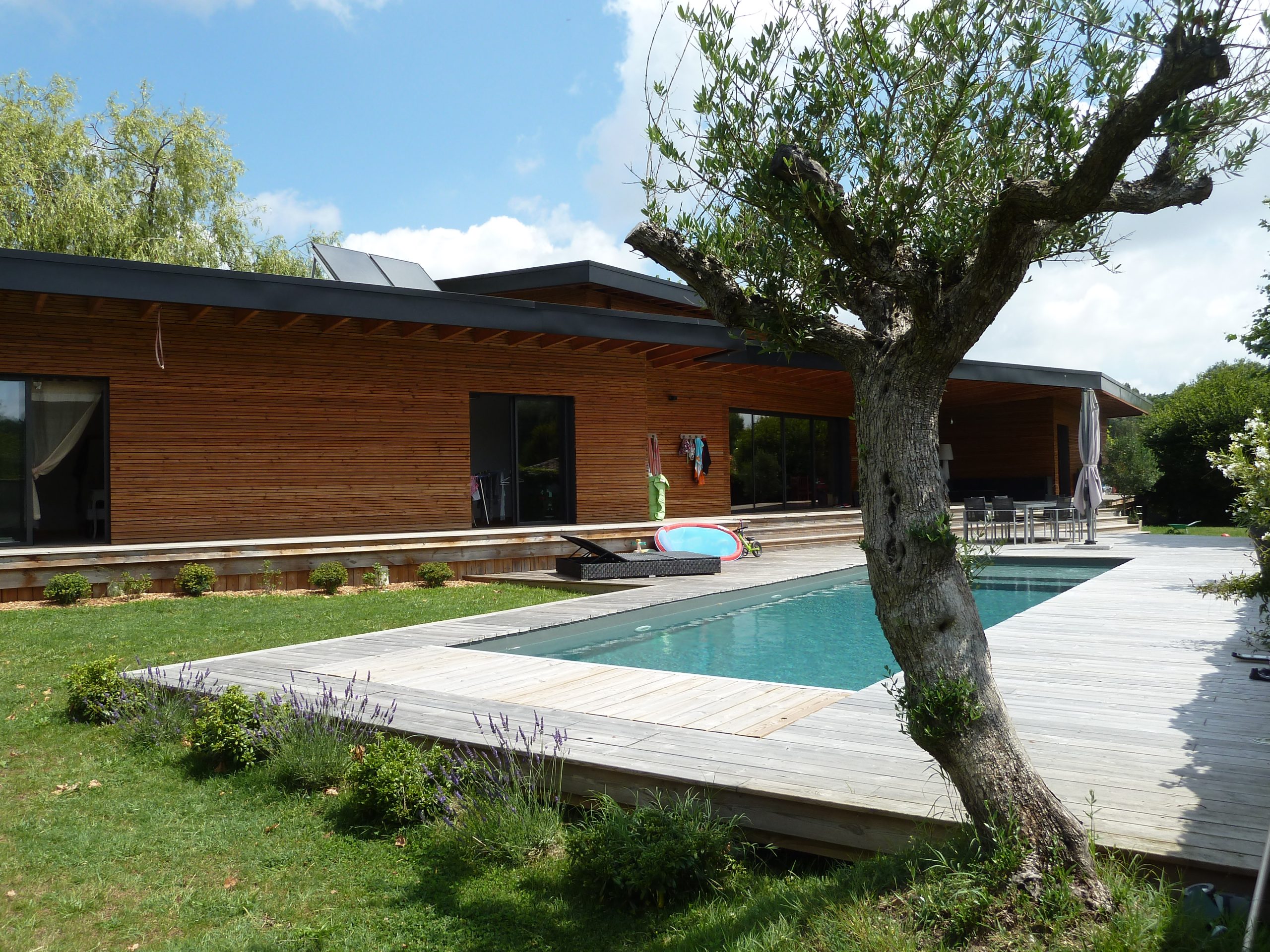 Maison contemporaine en ossature bois, avec piscine, par Gustave mambo Architecte
