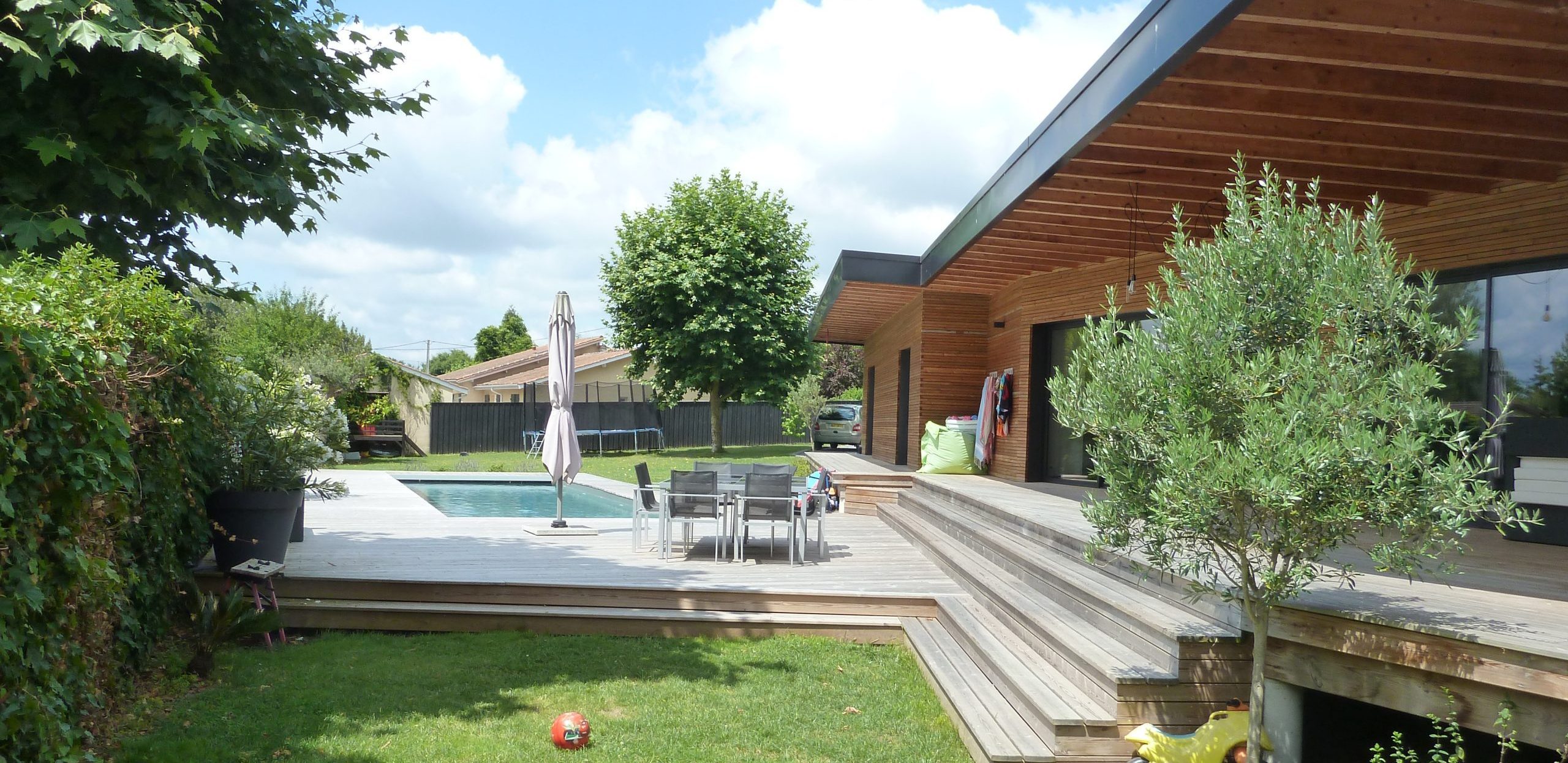 Maison contemporaine en ossature bois, avec piscine, par Gustave mambo Architecte