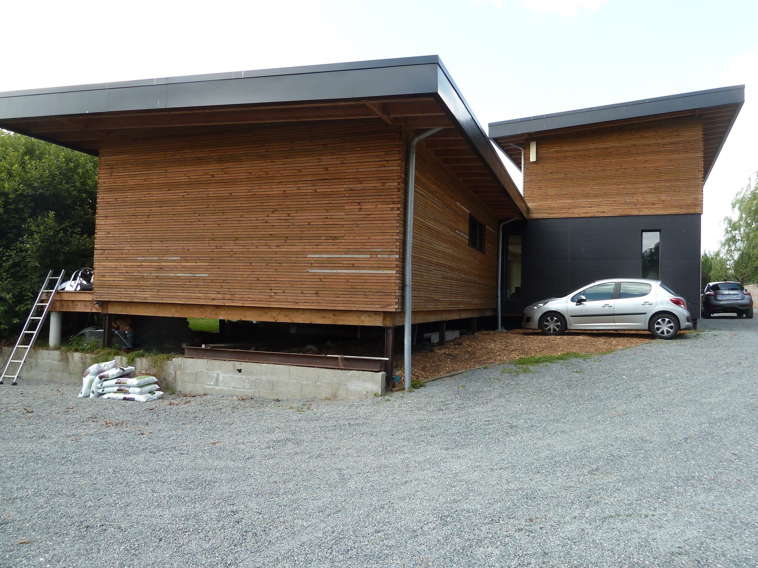 Maison contemporaine en ossature bois, vue de derrière -  par Gustave mambo Architecte