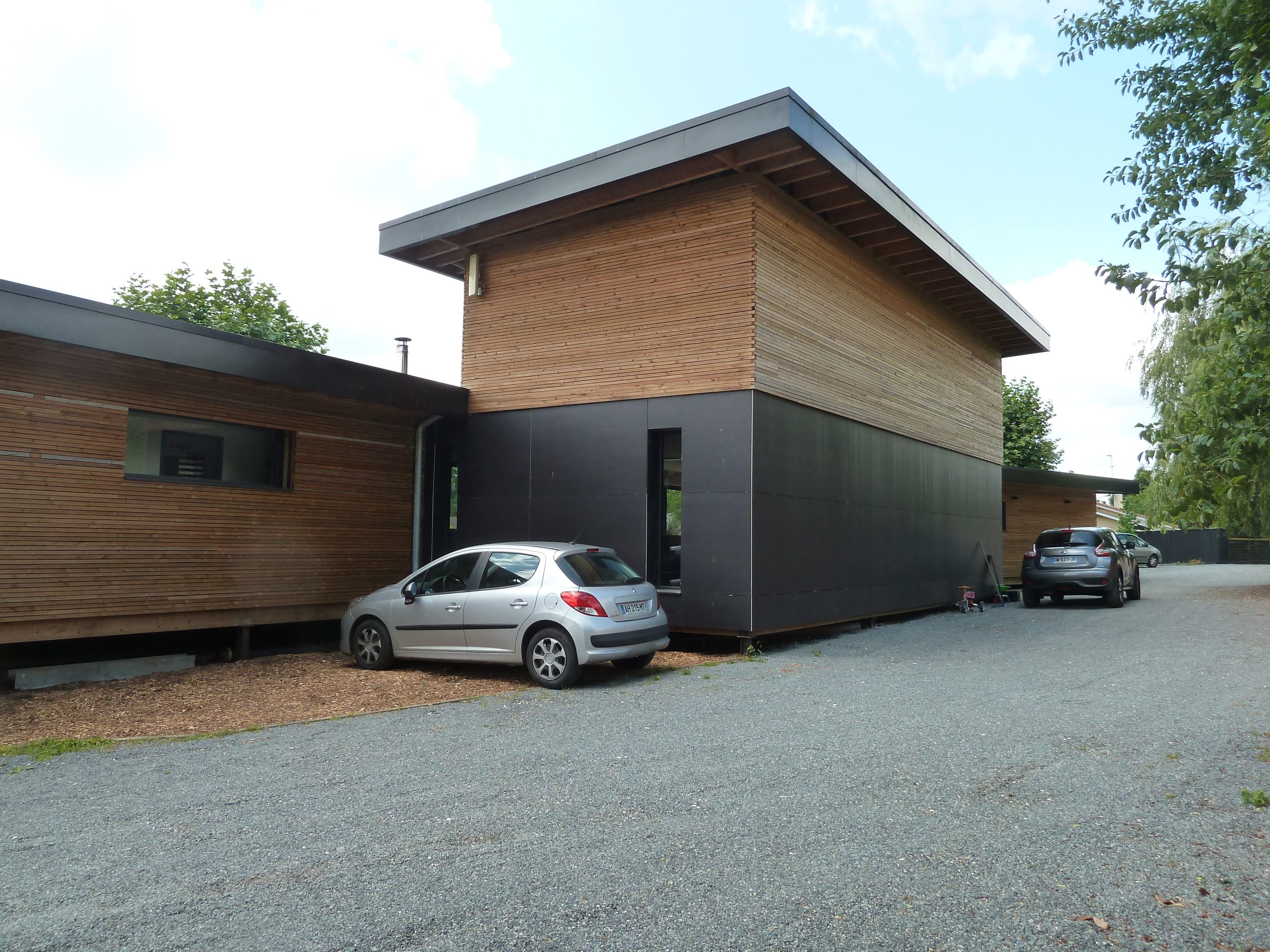 Maison contemporaine en ossature bois, vue de derrière - par Gustave mambo Architecte
