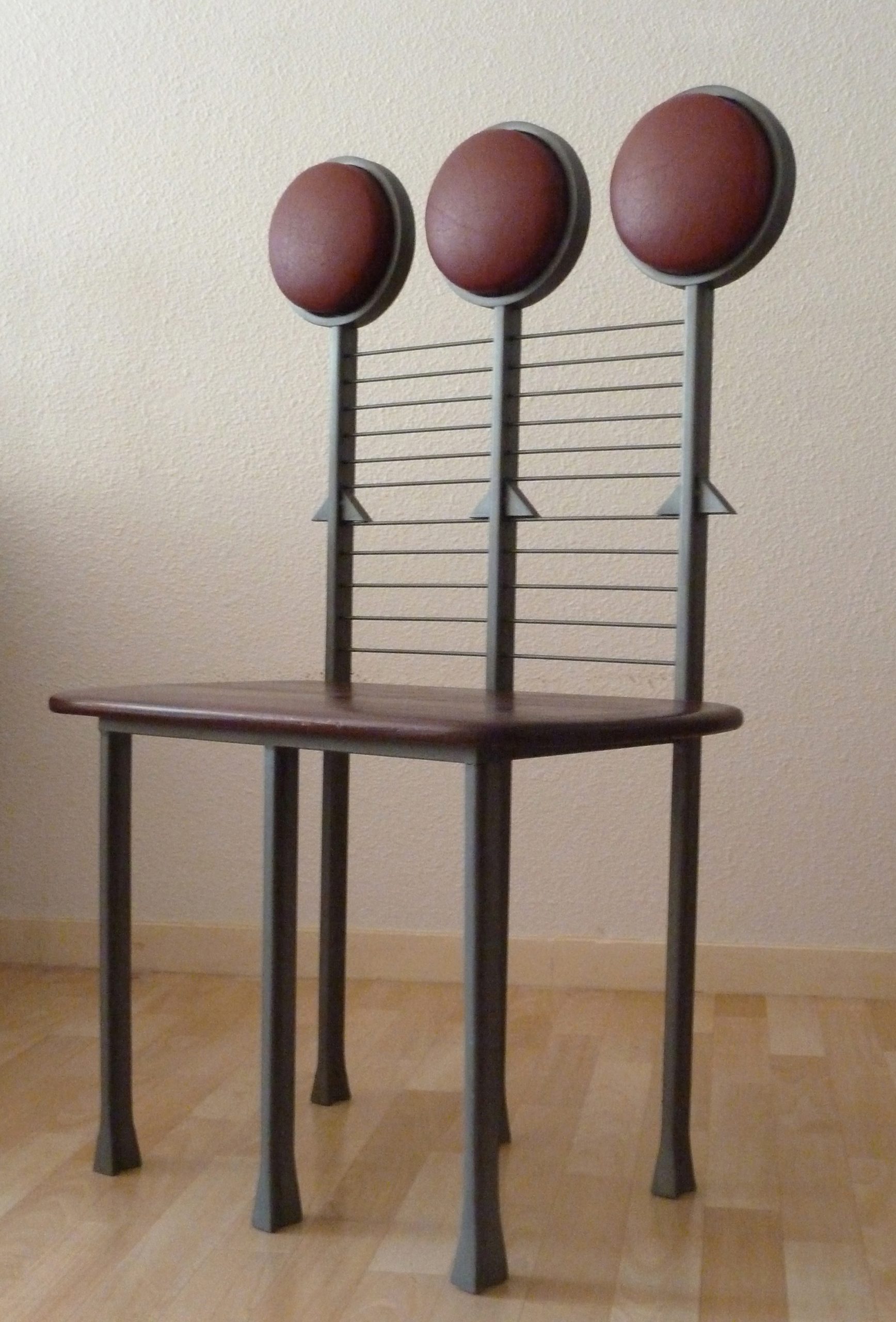 Chaise femmes designée par G. mambo