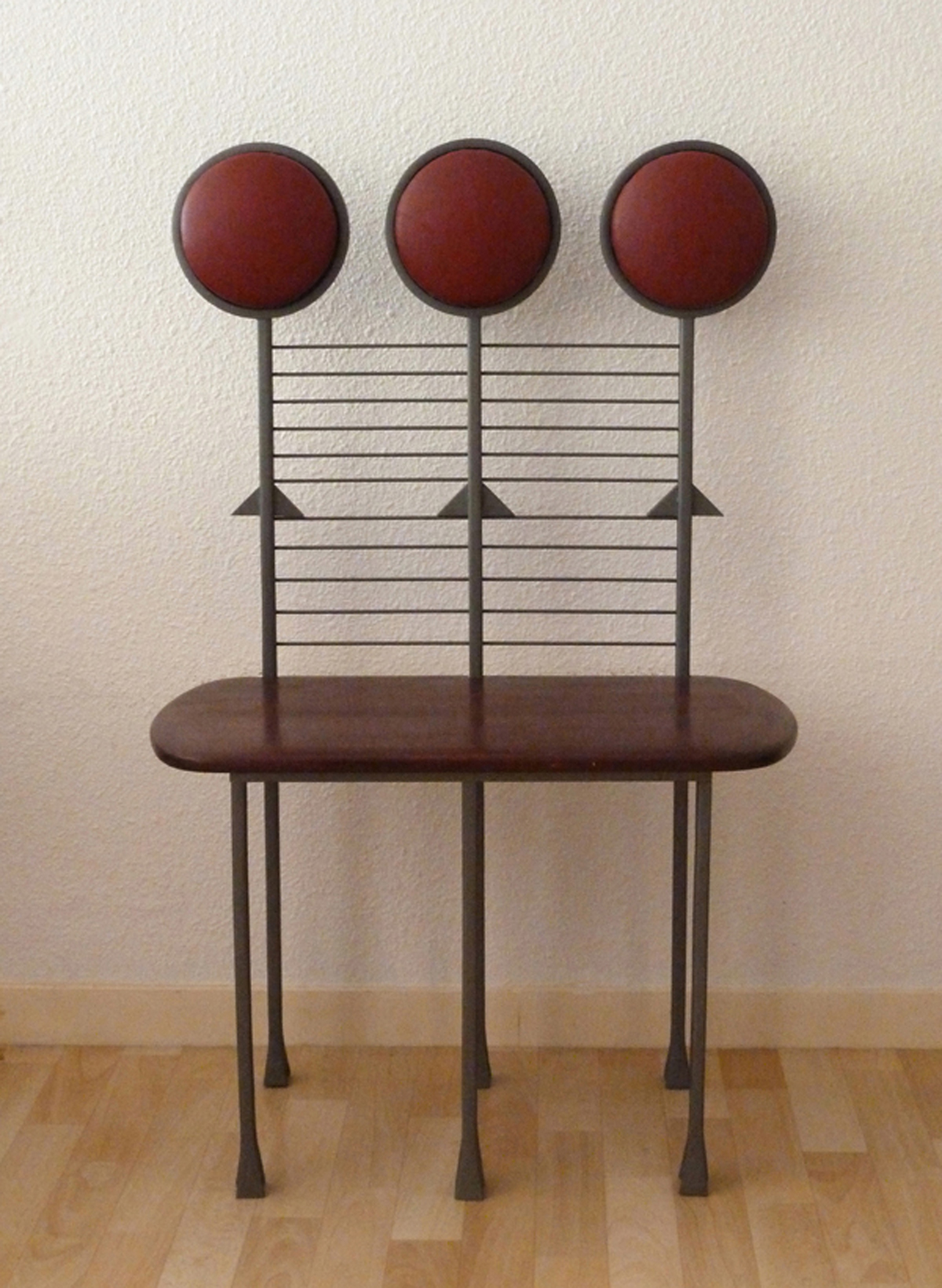 Chaise Awalé designée par Gustave Mambo