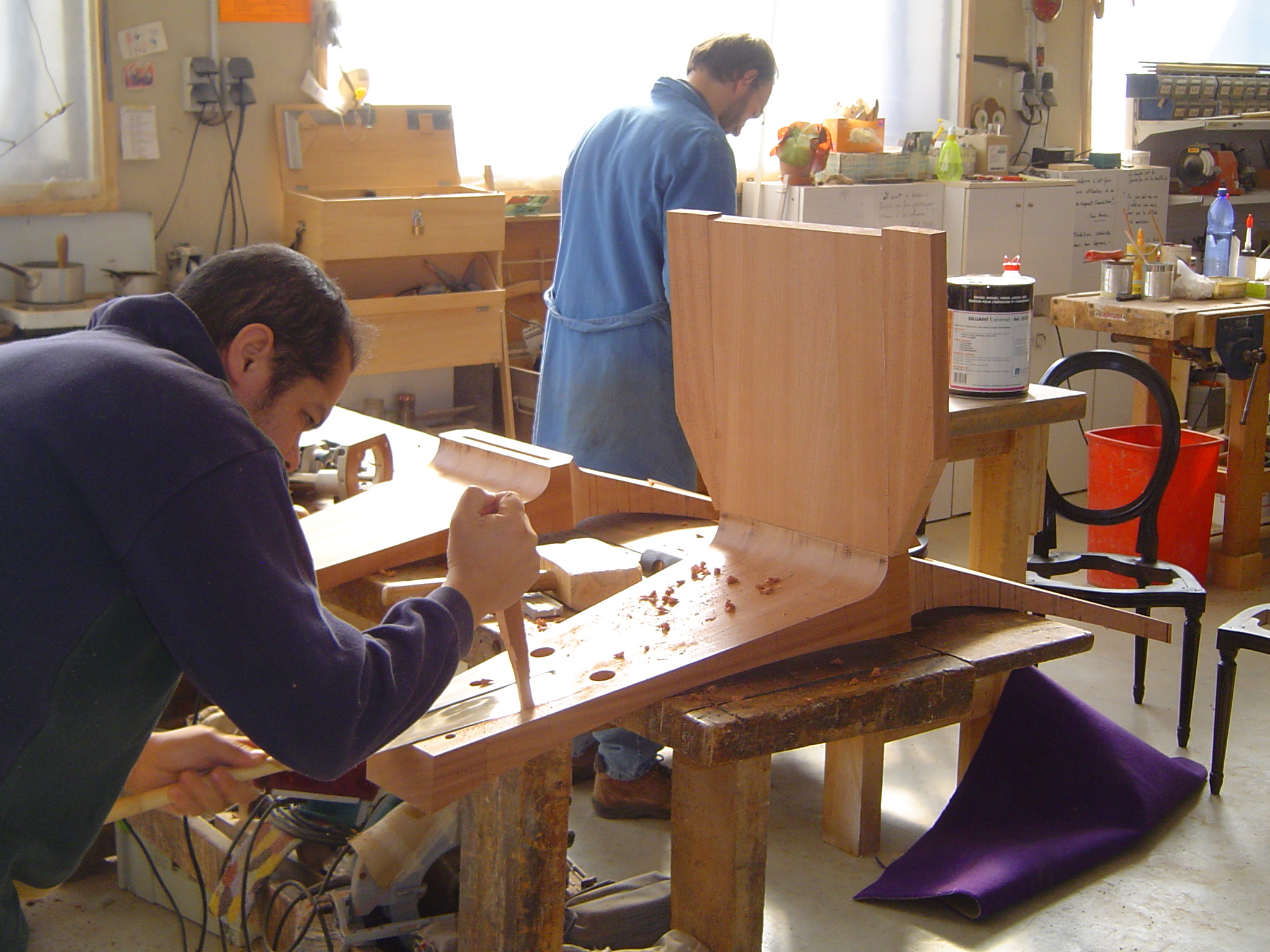 Processus de fabrication de la chaise Awalé, photo des éléments dans l'atelier bois